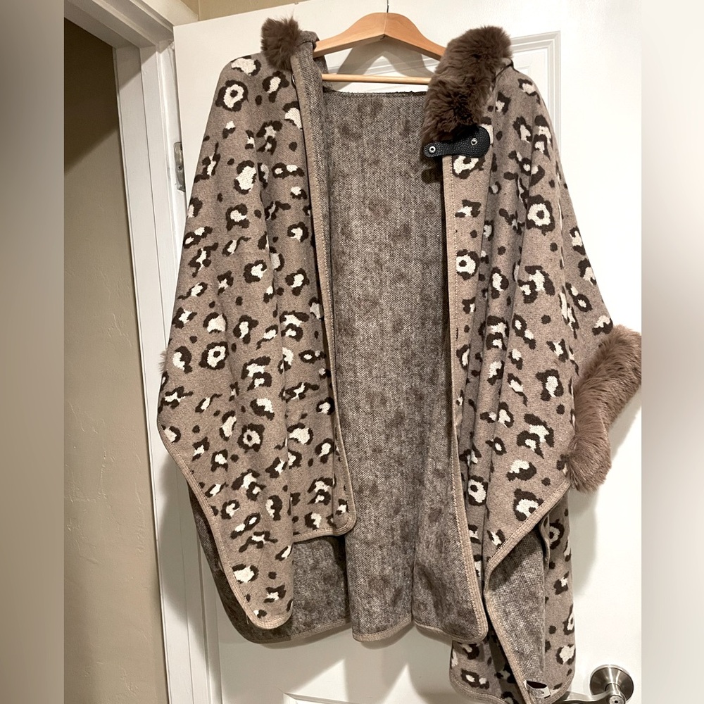 Leopard Print Faux Fur Trim Cape